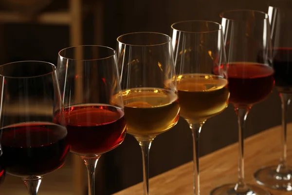 Vasos de diferentes vinos en bodega, primer plano. Colección costosa — Foto de Stock