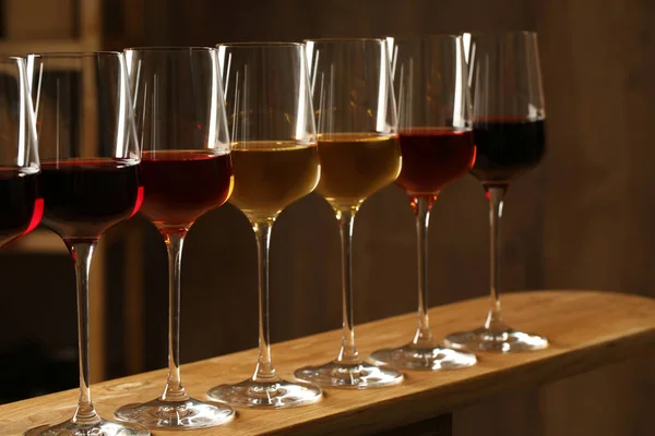 Bicchieri di diversi vini su sfondo sfocato. Collezione costosa — Foto Stock