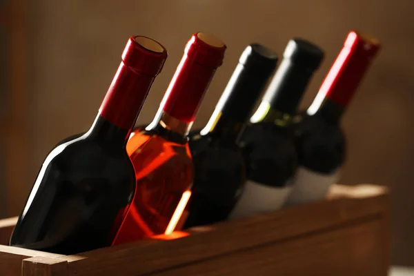 Flaskor med olika viner, närbild. Dyr samling — Stockfoto