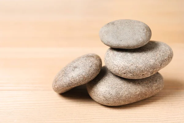 Montón de piedras de spa en la mesa de madera. Espacio para texto — Foto de Stock