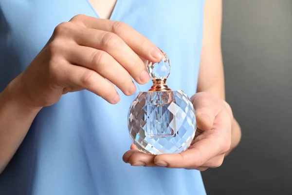 Woman holding glass perfume bottle, closeup view — Stock Photo, Image