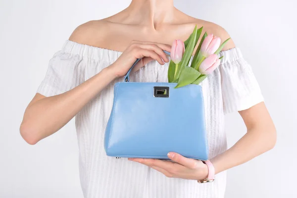 밝은 배경, 클로즈업에 대한 핸드백과 봄 꽃 세련된 여성 — 스톡 사진