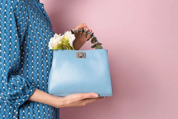 Mulher elegante com bolsa e flores de primavera contra fundo de cor, close-up. Espaço para texto — Fotografia de Stock