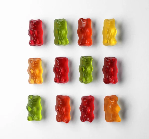 Deliziosi orsi gelatina di colore su sfondo bianco, vista dall'alto — Foto Stock