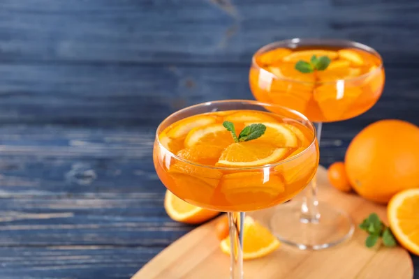 Copos de sobremesa de geleia de laranja servido em mesa de madeira azul, close-up. Espaço para texto — Fotografia de Stock