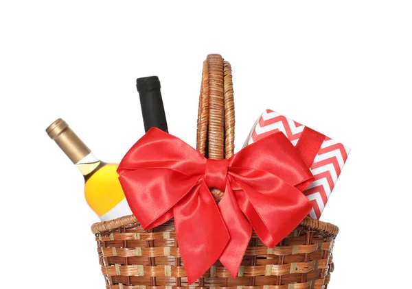 Festive basket with bottles of wine and gift on white background — Stock Photo, Image