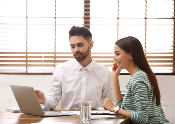 Verzekeringsagent consulting jonge vrouw in kantoor — Stockfoto