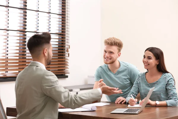 Pojišťovací agent Consulting mladý pár v kanceláři — Stock fotografie