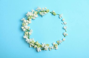 Renk arka planda çiçek açan leylak çiçekleri ile düz yatıyordu kompozisyon. Metin için alan