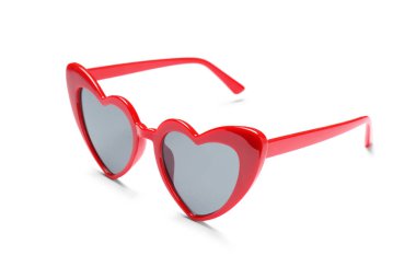 Beyaz arka planda şık kalp şeklinde gözlük