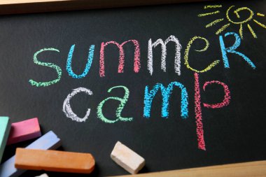 Metin Yaz Kampı ve çizim, closeup ile küçük tahta üzerinde Tebeşir sopalarla