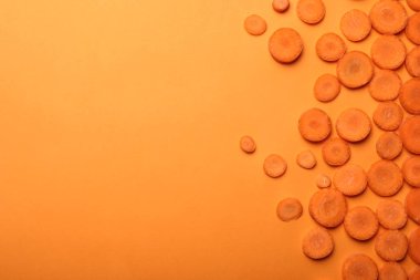 Renk arka plan üzerinde havuç dilimleri ile Düz yatıyordu kompozisyon. Metin için alan