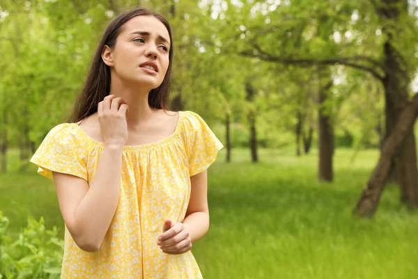 Giovane donna che gratta il collo all'aperto, spazio per il testo. Allergia stagionale — Foto Stock