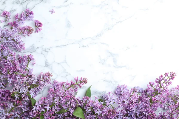 Квітучі бузкові квіти на мармуровому столі, плоскі. Простір для тексту — стокове фото