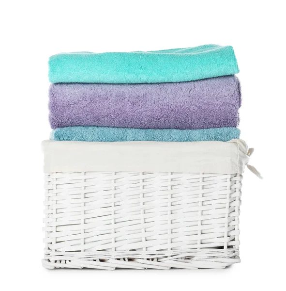 白色背景的柳条篮中折叠毛巾。洗衣日 — 图库照片