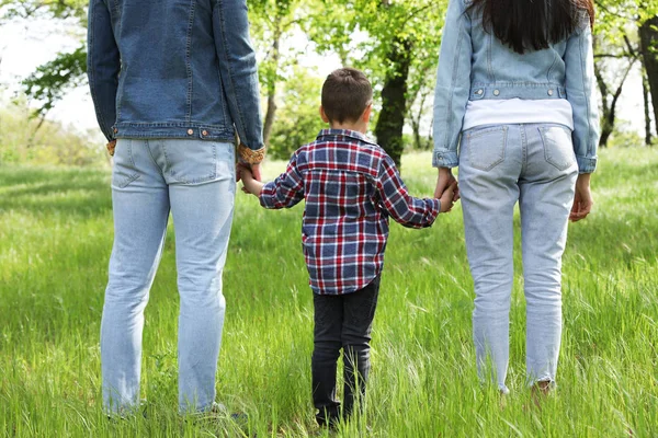 Kis gyermek kezében kéz a szüleivel a parkban. Családi idő — Stock Fotó