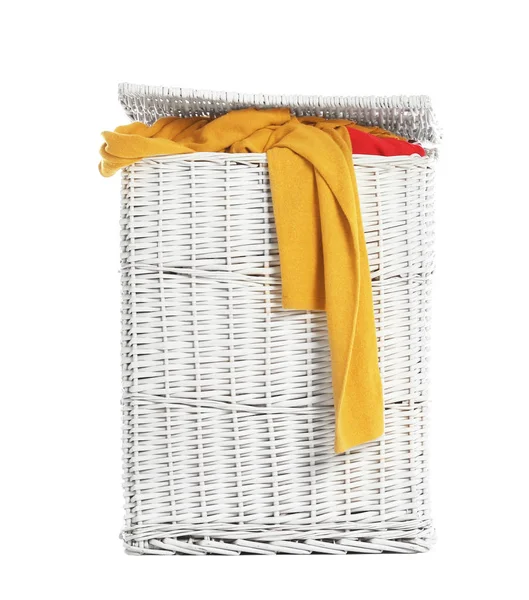 Weidenwäschekorb mit schmutziger Kleidung auf weißem Hintergrund — Stockfoto