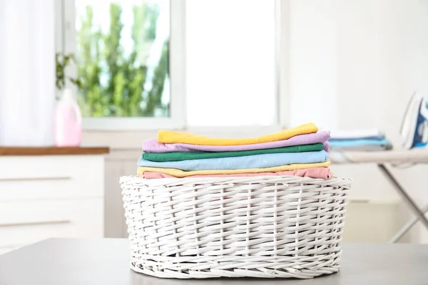 Cesta con ropa limpia en la mesa en casa — Foto de Stock