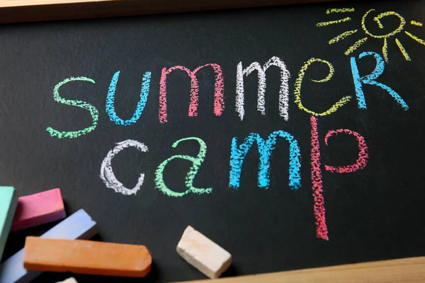 Kreda na małej tablicy z tekstem Summer Camp i rysunek, zbliżenie — Zdjęcie stockowe