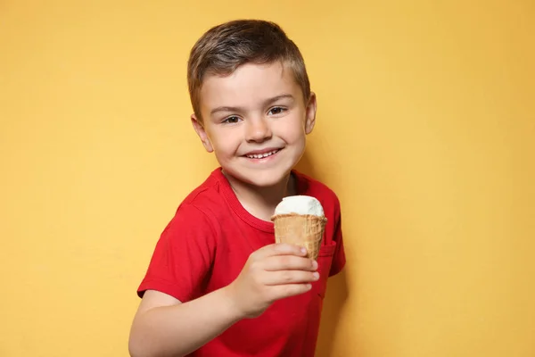 Bedårande liten pojke med läcker glass mot färg bakgrund — Stockfoto