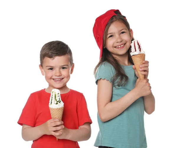 Petits enfants mignons avec de délicieuses glaces sur fond blanc — Photo