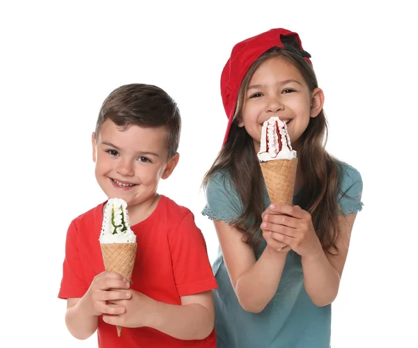 Petits enfants mignons avec de délicieuses glaces sur fond blanc — Photo