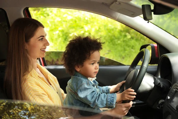 Matka z cute little córka jazdy samochodem razem. Dziecko w niebezpieczeństwie — Zdjęcie stockowe