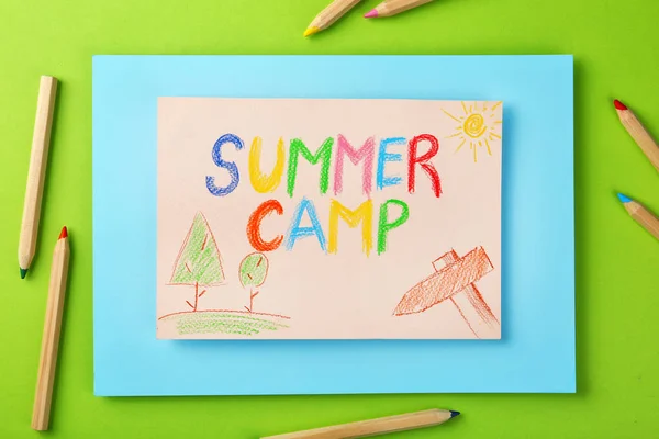 Papel com texto escrito SUMMER CAMP, desenhos e lápis diferentes sobre fundo de cor, flat lay — Fotografia de Stock