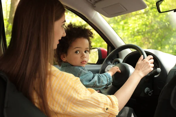 Moeder met schattige kleine dochter rijden auto samen. Kind in gevaar — Stockfoto