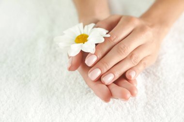 Havlu üzerinde çiçek tutan kadının yakından görünümü, metin için alan. Spa tedavisi