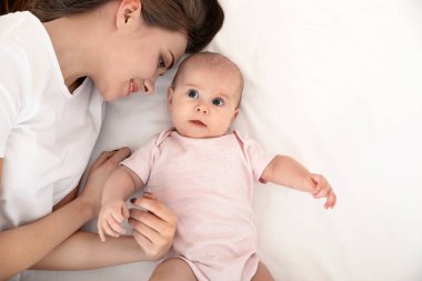 Yatak, üst görünüm yatarken onu sevimli bebek ile anne portre