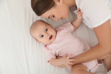 Yatak, üst görünüm yatarken onu sevimli bebek ile anne portre