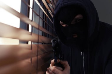 Maskeli adam, pencereden gözetleme kıtır. Tehlikeli suçlu