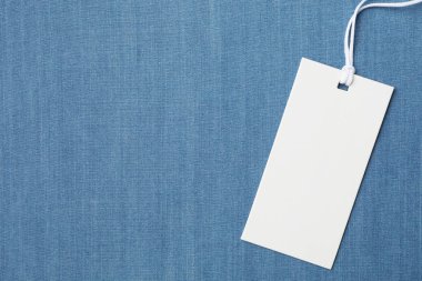 Renk kumaş üzerinde metin için boşluk ile karton etiket, üst görünüm