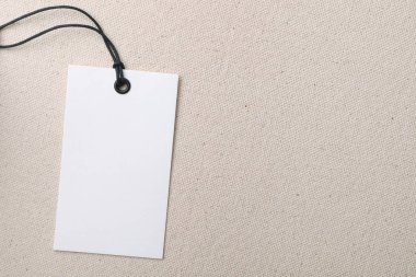 Renk kumaş üzerinde metin için boşluk ile karton etiket, üst görünüm