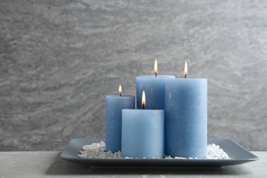 Masada yanan mumlar ve kayalar olan plaka, metin için alan