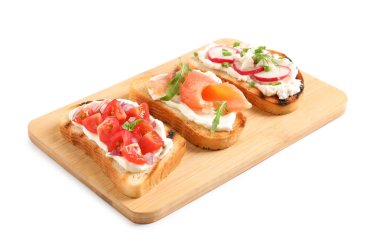 Beyaz arka planda farklı lezzetli bruschettalar ile Board