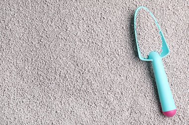 Metal bahçe mala ve kimyasal gübre, metin için alan ile üst görünümü