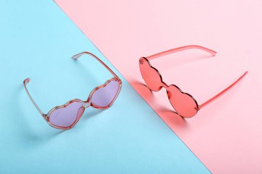 Renkli arka planda Funky kalp şeklinde güneş gözlüğü