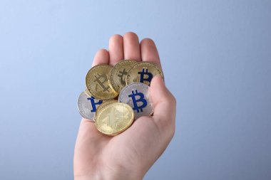 Renk arka planda bitcoin tutan adam, yakın çekim