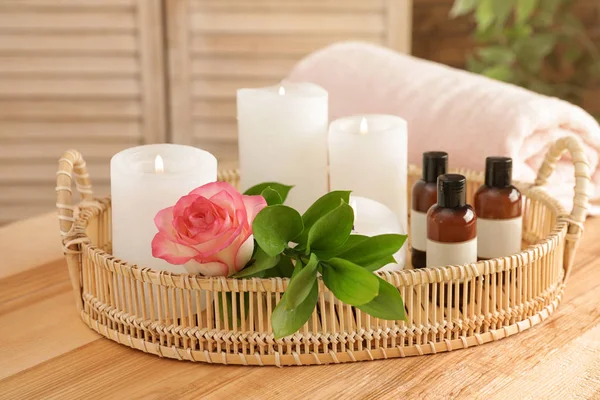 Plateau avec rose, huiles essentielles et bougies sur la table. Traitement spa — Photo