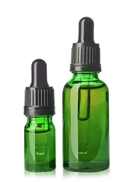 Bottiglie cosmetiche di oli essenziali su fondo bianco — Foto Stock