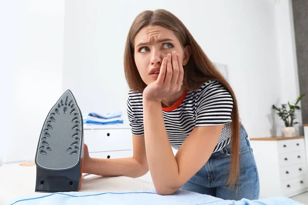 Mulher emocional com ferro moderno em casa — Fotografia de Stock