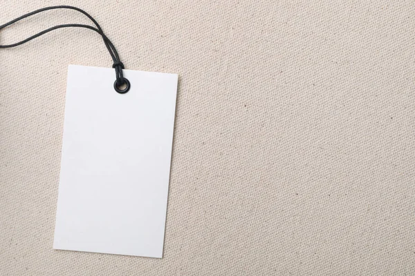 Renk kumaş üzerinde metin için boşluk ile karton etiket, üst görünüm — Stok fotoğraf