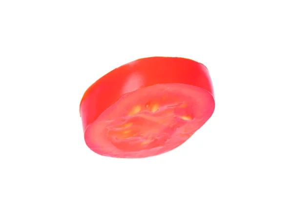 Tomate cerise rouge coupée sur fond blanc — Photo