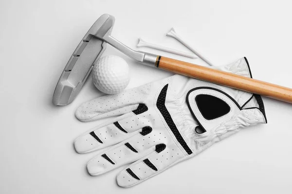 Zestaw sprzętu golfowego na białym tle, płaski lay — Zdjęcie stockowe