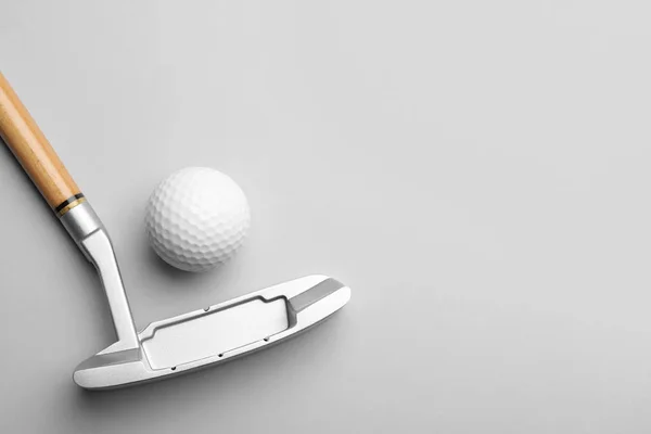 Bola de golfe e clube em fundo cinza, flat lay. Espaço para texto — Fotografia de Stock