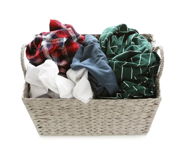 Weidenkorb voller schmutziger Wäsche auf weißem Hintergrund — Stockfoto