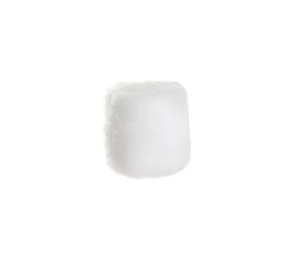 Bola de algodão macio sobre fundo branco — Fotografia de Stock