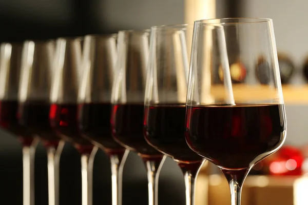 Vasos de vino tinto en bodega, primer plano. Bebida cara —  Fotos de Stock